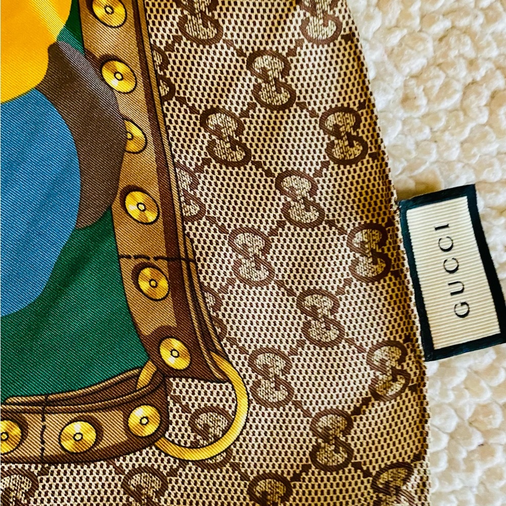 ♥️ Authentic Gucci Silk Scarf – Vibrant Colors & Iconic Logo